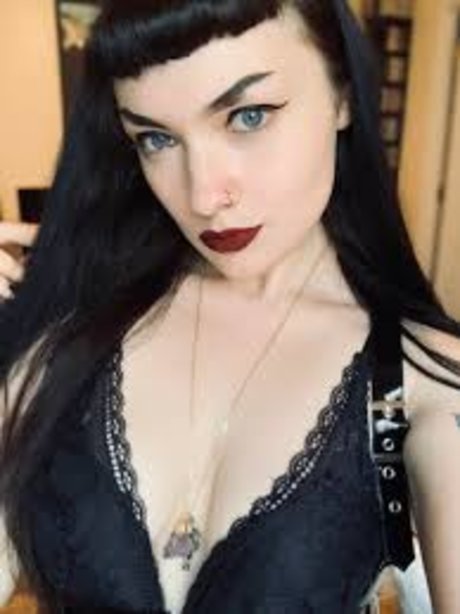 Countess Jezebeth model pornographic photos