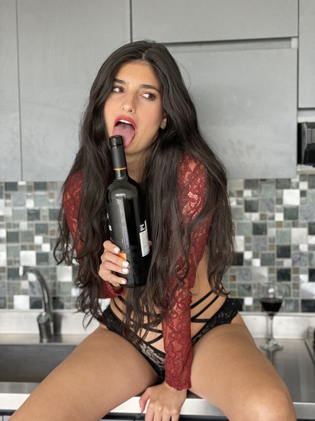 Holly Shit free actress photo