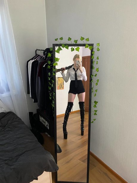 Allotropp pornstar naked picture