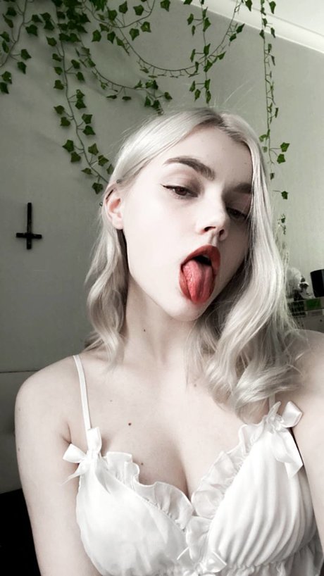 Allotropp nudes actress image