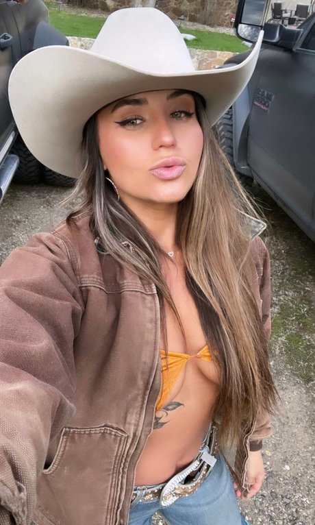 Skylyn Beaty pornstar naked img