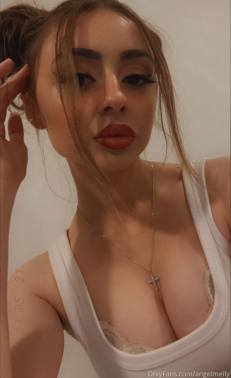 Angelmelly naked model pictures