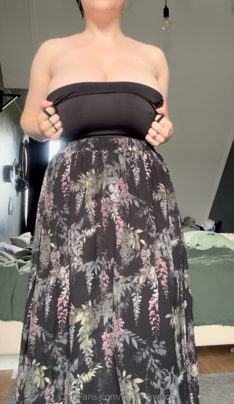 Tara The Witch naked model photos