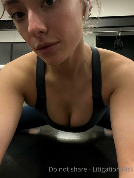 Yana Demeester model naked img