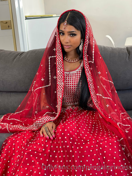 Yasmina Khan star art photos