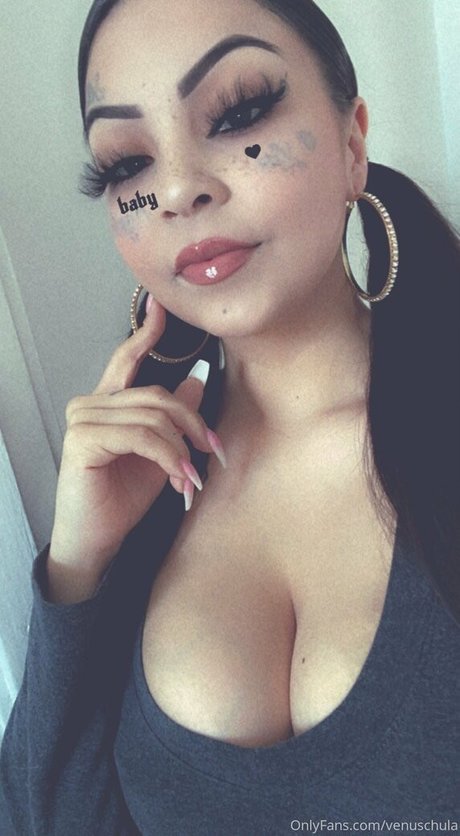 venuschula model hot images