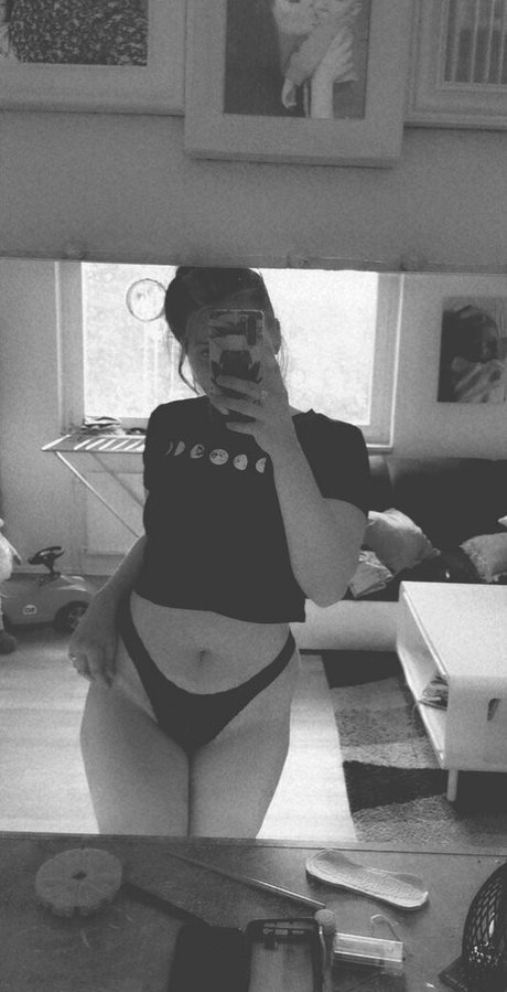 naked milf onlyfans exclusive image