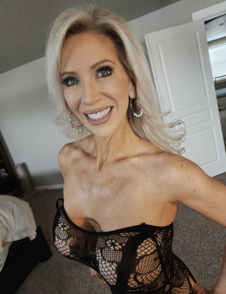 Anya XO model nice pics