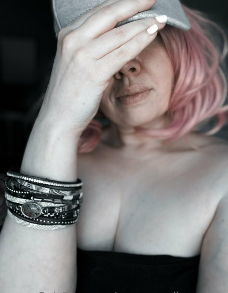 youmaycallmeannie model nude img