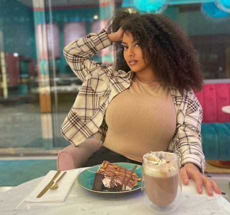 Ines Curly nice star pic