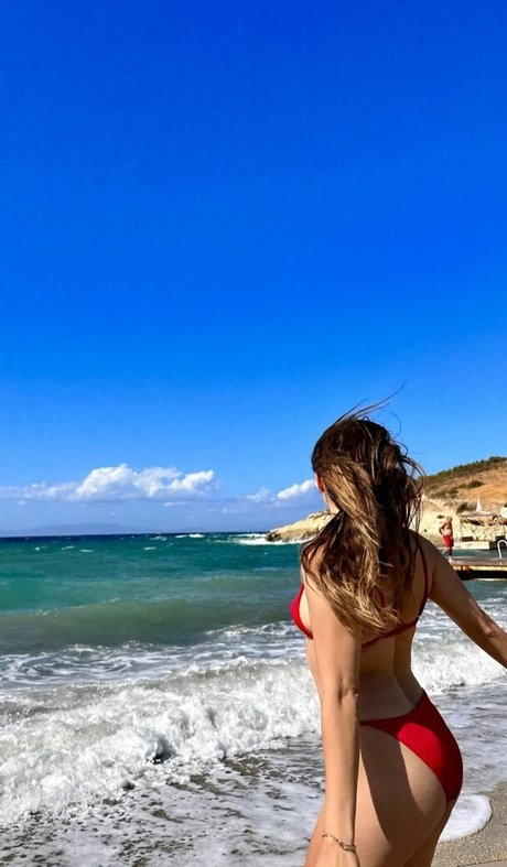 Merve Elmas art model photo