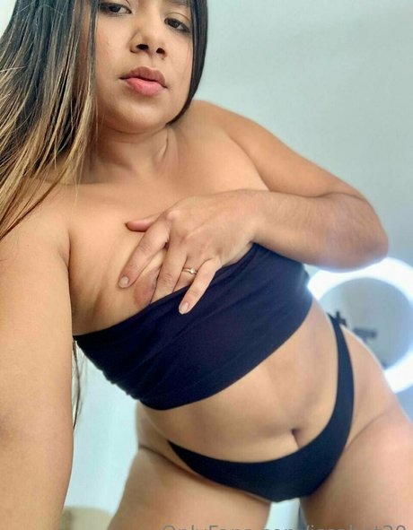 issahot30 sex model image