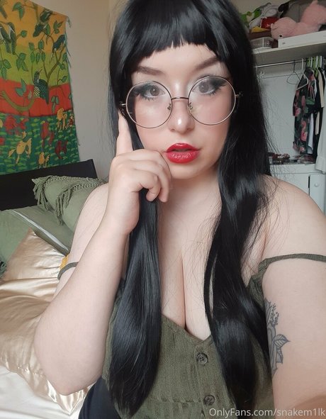 grrraves model erotic photo