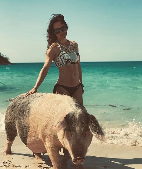 Sara Chafak model sexy picture