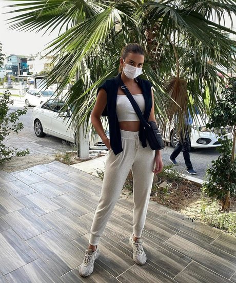 Sara Chafak hd actress picture