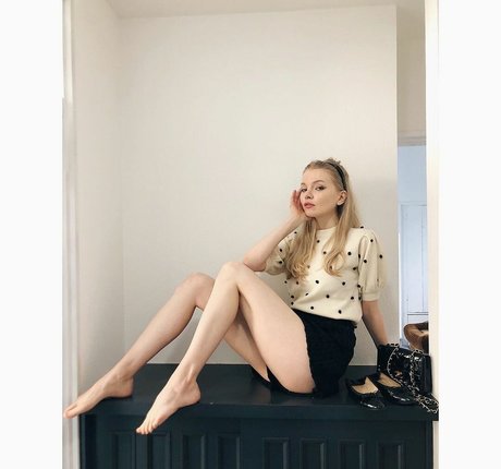 Lili Johansson art model photos