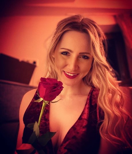 Melissa Naschenweng high quality model picture