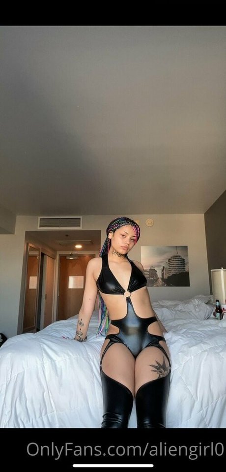 aliengirl0 adult model pic