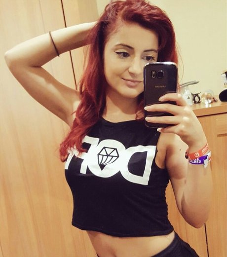 AnnieFuchsia star nude galleries