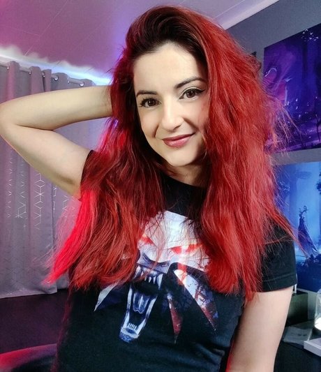 AnnieFuchsia model hd picture