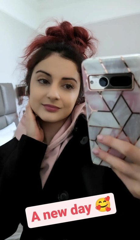 AnnieFuchsia actress pics