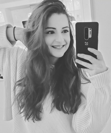 AnnieFuchsia nice pornstar pic