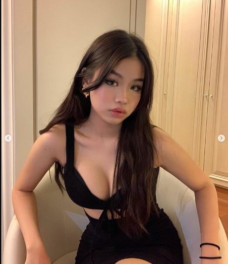 amberrllo high quality actress photo