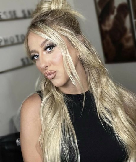 Brittany Lynne naked model pictures