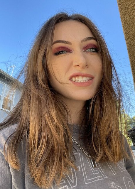 Ayytrae porn actress image