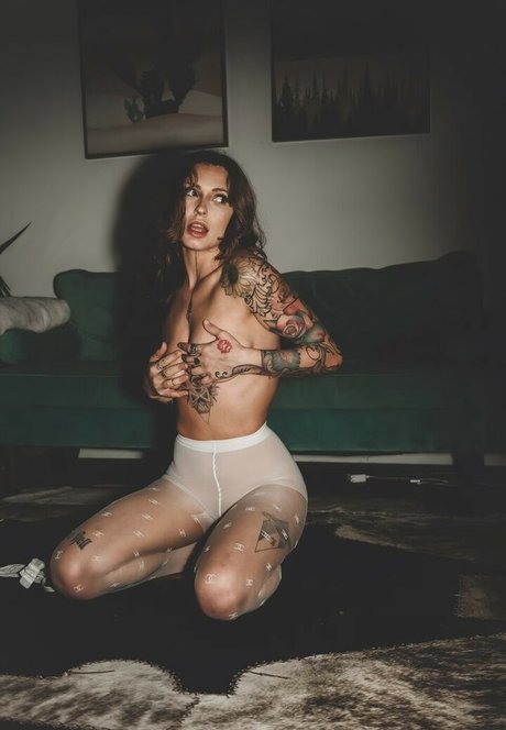 Strawbritty star naked photo