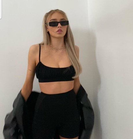 HoneyPuu pretty pornstar images