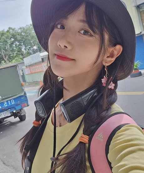 jinnytty nude model gallery