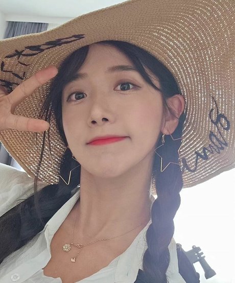 jinnytty beautiful actress img