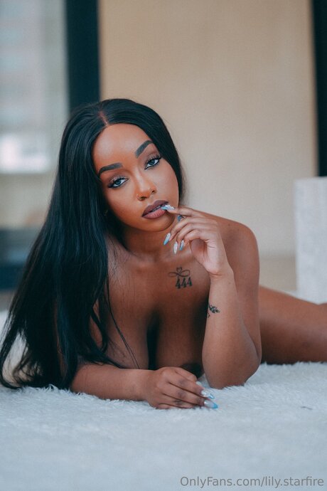 Lily Starfire model nude pics