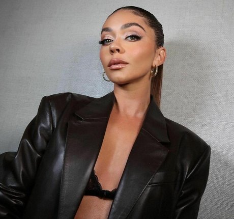 Sarah Hyland erotic model pics