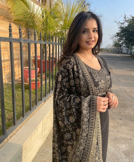 Aarushi Abrol star pretty pictures