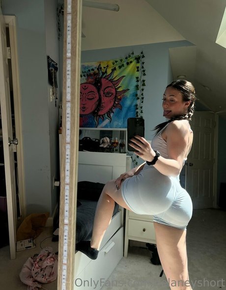 delaneyshort model hd images