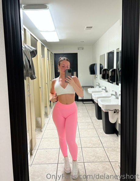 delaneyshort nude model images