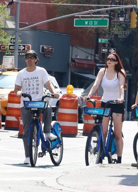 Sophie Turner star naked photo