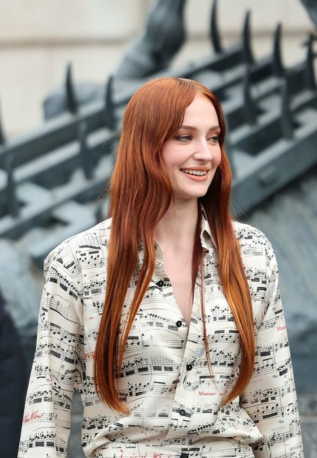 Sophie Turner model free pic