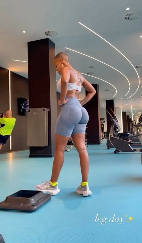 Noemilk model nice image