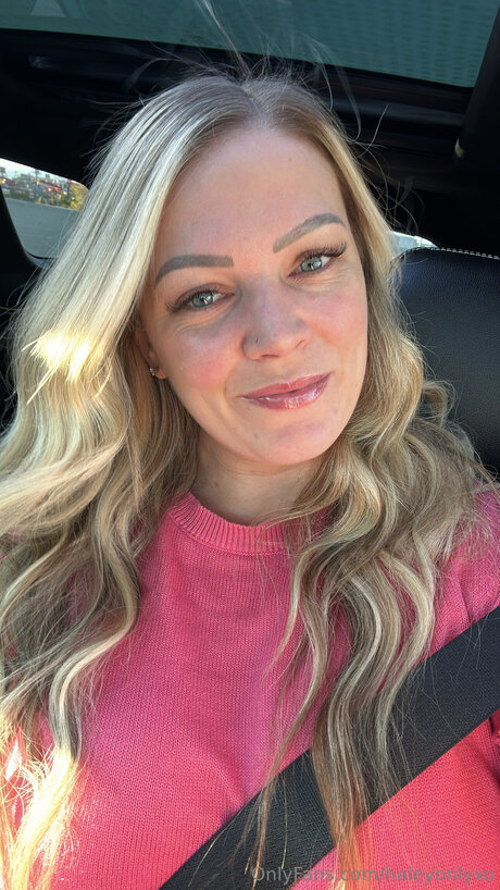 Haleyonlyxo pornstar naked image