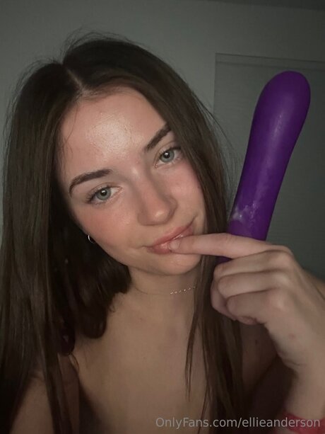 Ellieanderson nude actress pictures