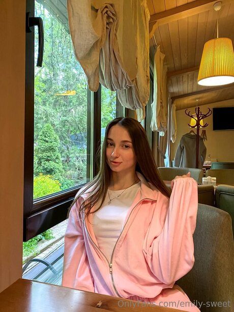 Emily Sweet hd actress pic