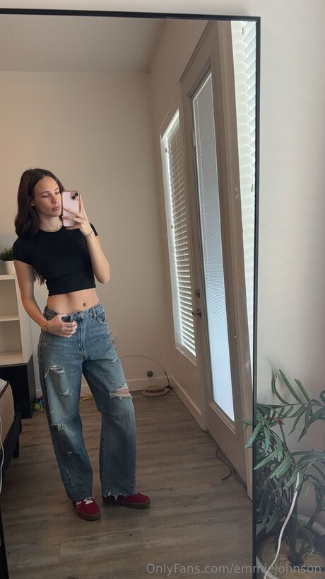 Emmiejohnson erotic model img