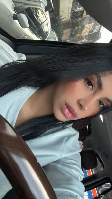 Dahynofici2 naked model image