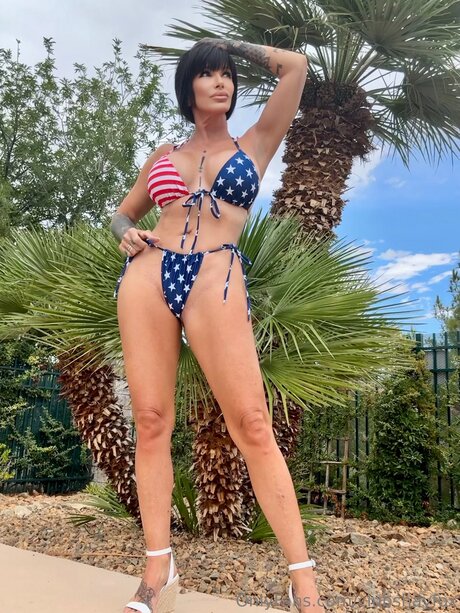 Clubshayfox nude model pic