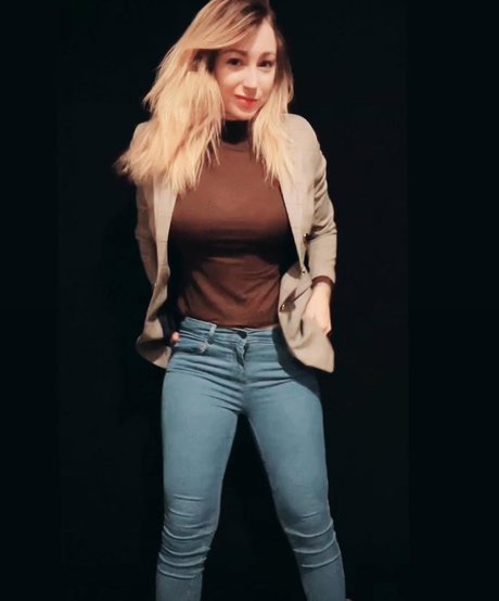 Elisa Calvi exclusive actress pic