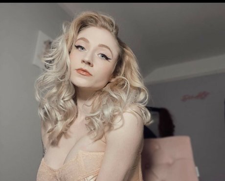 Janet Devlin beautiful actress photo