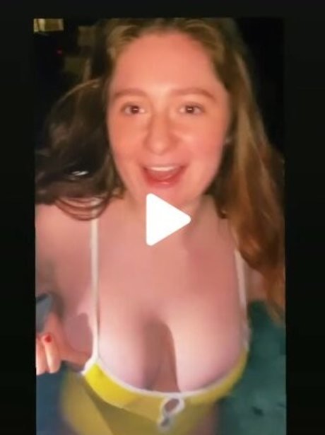 Emma Kenney model hd pictures